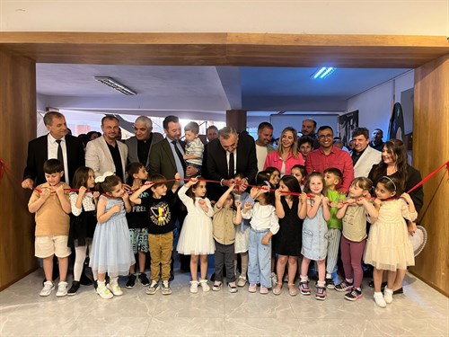 Kaymakamımız Sayın Mahmut Nedim TUNÇER, Işılay Saygın Güzel Sanatlar Anadolu Lisesinde düzenlenen Anaokulu Resim Sergisine İlçe..