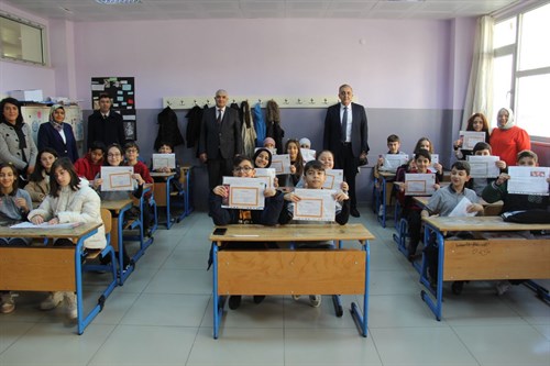 Kaymakamımız Sayın Mahmut Nedim TUNÇER, Buca Şehit Muhammed Cihangir Çubukçu İmam Hatip Ortaokulunda düzenlenen karne dağıtım törenine katılarak..