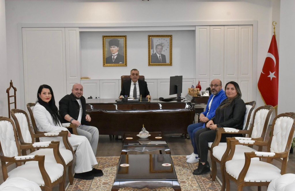 Kaymakamımız Sayın Mahmut Nedim TUNÇER, Erkan POLAT, Murat POLAT, Meryem POLAT ve Senem POLAT'ın ziyaretlerini makamında kabul etti.