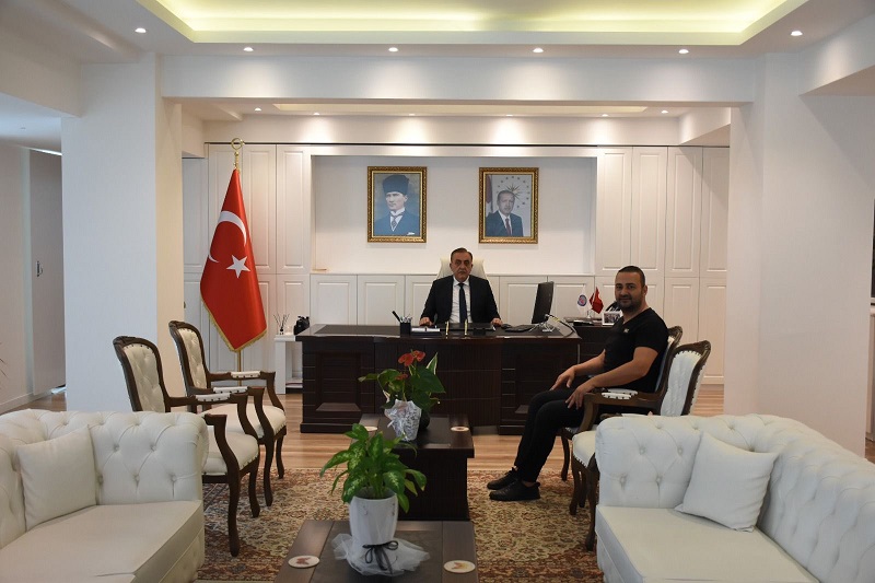 Kaymakamımız Sayın Mahmut Nedim TUNÇER, İş İnsanı Turgut ERBAK’ın ziyaretini makamında kabul etti.